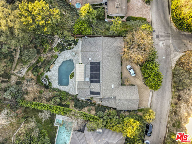 9420 Eden Drive, Beverly Hills CA: https://media.crmls.org/mediaz/4a327841-d6bc-42df-85a2-9c9cf05d7e35.jpg
