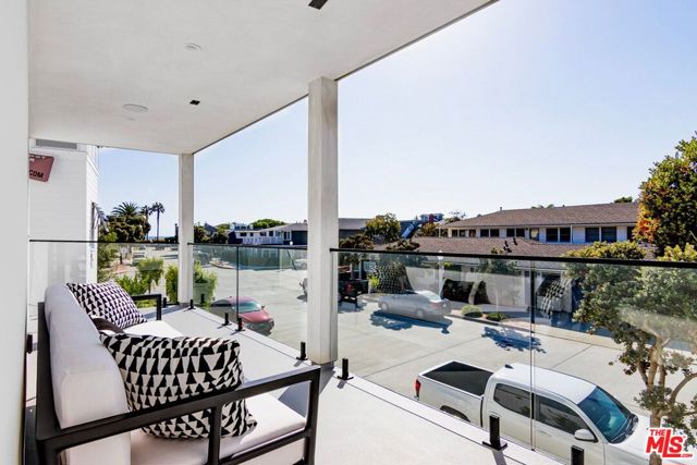 1703 Plaza Del Sur, Newport Beach CA: https://media.crmls.org/mediaz/4a32bf21-d189-40e4-bef2-d6797ca90b9f.jpg