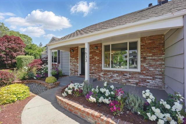 1633 Dallas Court, Los Altos CA: https://media.crmls.org/mediaz/4a336715-7f22-4ae5-a3a3-69e814cf43fe.jpg
