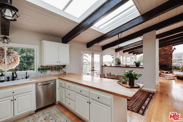 3629 Serra Road, Malibu CA: https://media.crmls.org/mediaz/4a33e8f2-76f4-492c-86a8-fe59f1b45c10.jpg