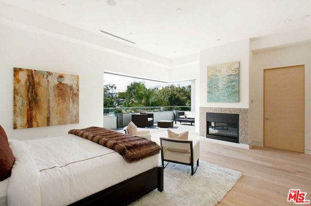 429 N Sweetzer Avenue, Los Angeles CA: https://media.crmls.org/mediaz/4a33f179-e791-4e9a-ab62-6f69b151ee1e.jpg