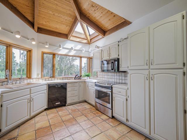 1125 Sumner Avenue, Aptos CA: https://media.crmls.org/mediaz/4a341432-6e53-4af8-8a72-326339e33599.jpg