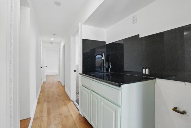 32 Cross Street, San Francisco CA: https://media.crmls.org/mediaz/4a345a7a-233c-491e-bbef-49074b385f3d.jpg