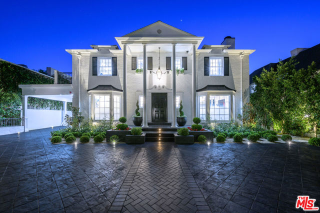 9885 Carmelita Avenue, Beverly Hills CA: https://media.crmls.org/mediaz/4a347f0c-bc65-411b-9ab7-8d48ee50b3cc.jpg