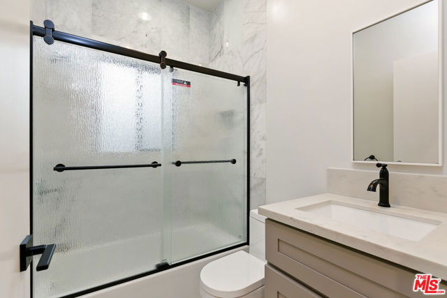 7229 Willoughby Avenue, Los Angeles CA: https://media.crmls.org/mediaz/4a349e42-7a63-4497-91ac-70db51fef1e4.jpg