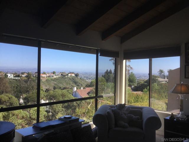 6645 Caminito Scioto, La Jolla CA: https://media.crmls.org/mediaz/4a35982f-702e-4b0c-bafb-425e884dfd91.jpg