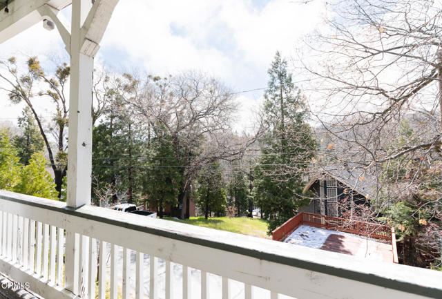 385 Spruce Drive, Lake Arrowhead CA: https://media.crmls.org/mediaz/4a359a15-48ec-4bea-815f-be1fe6568d4f.jpg