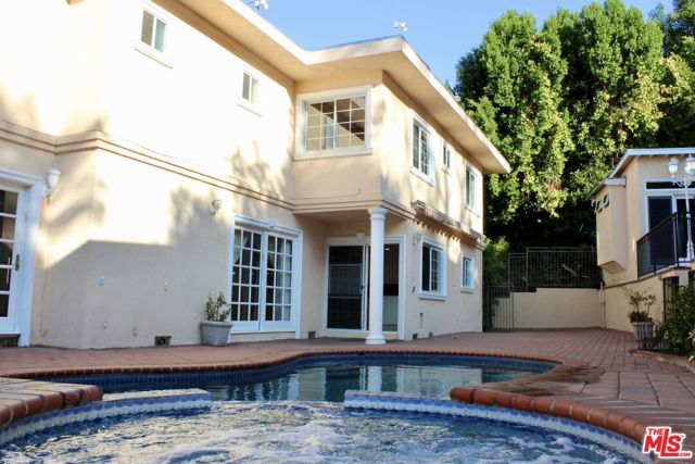11502 Dona Teresa Drive, Studio City CA: https://media.crmls.org/mediaz/4a35c368-2ca4-45ab-b086-47b7d6962e1b.jpg