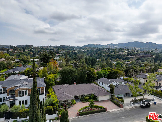 16314 Meadowridge Road, Encino CA: https://media.crmls.org/mediaz/4a35eaf7-e0c2-4d6b-818e-a64375841209.jpg