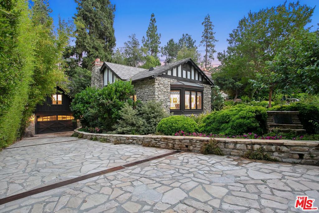 4880 Queen Florence Lane