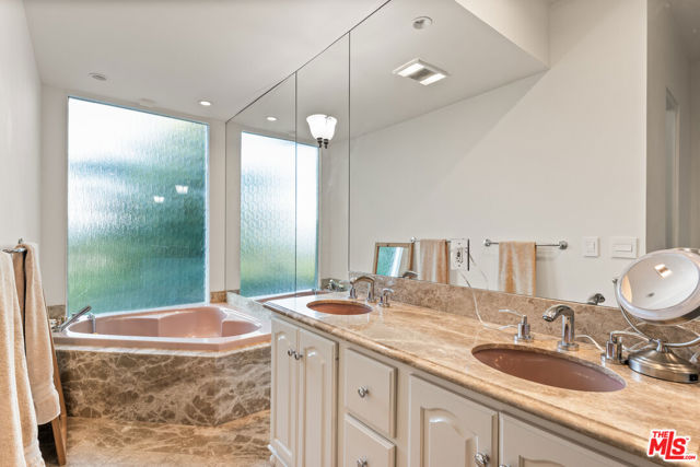 3340 Scadlock Lane, Sherman Oaks CA: https://media.crmls.org/mediaz/4a37352f-ed7f-49f9-b102-94909a78f4ab.jpg