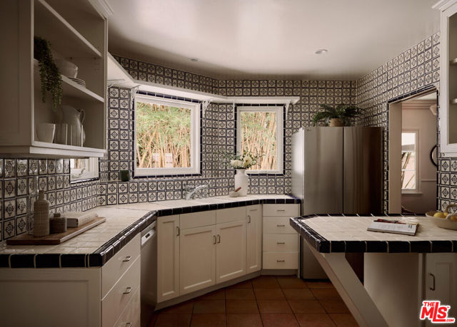 6401 San Vicente Boulevard, Los Angeles CA: https://media.crmls.org/mediaz/4a37fe7e-e601-4a66-ba9d-2264ae44c5f8.jpg