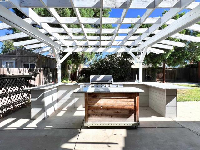 85 Phillips Ct, Tracy CA: https://media.crmls.org/mediaz/4a383a22-d4a0-4af1-ab08-22ca62da0407.jpg