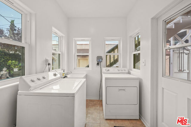 236 S 5th Avenue, Venice CA: https://media.crmls.org/mediaz/4a3a613f-5b50-4602-9bf9-6b5e56454be3.jpg