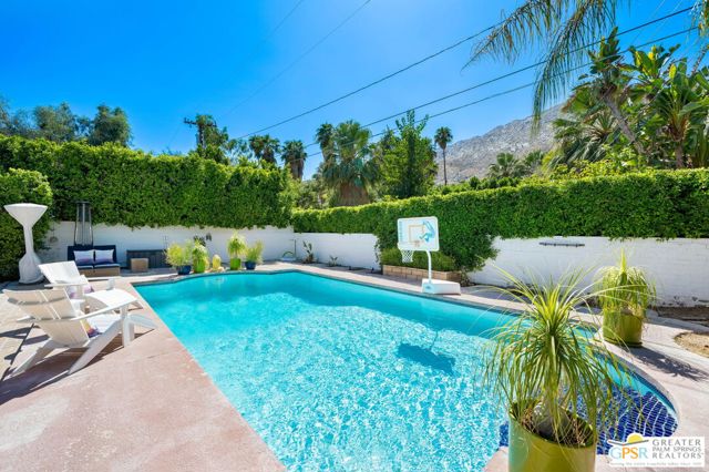 1861 S Palm Canyon Drive, Palm Springs CA: https://media.crmls.org/mediaz/4a3ba867-aadd-40f4-bae5-6360aa904e13.jpg