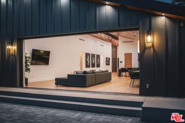 12354 Tiara Street, Valley Village CA: https://media.crmls.org/mediaz/4a3eca3d-abd6-4f0d-99e6-2fcd3f9b1833.jpg