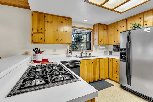 52402 Pine Ridge Road, Idyllwild CA: https://media.crmls.org/mediaz/4a3f1232-9ac4-4bd9-b1e4-9e762e199485.jpg