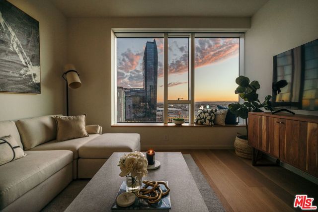 889 Francisco Street, Los Angeles CA: https://media.crmls.org/mediaz/4a3f6dcc-7a11-4a62-b1c6-63cd213a8ba9.jpg