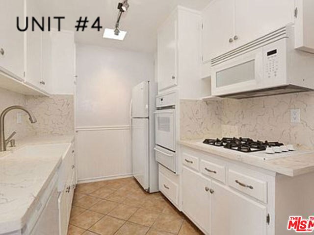 938 20th Street, Santa Monica CA: https://media.crmls.org/mediaz/4a405b67-3932-4dd9-b577-e25a4f45f504.jpg