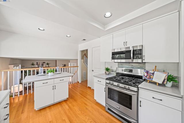 868 Madeira Dr, Pleasanton CA: https://media.crmls.org/mediaz/4a407bbf-3798-4314-a05b-79e19ce589b8.jpg