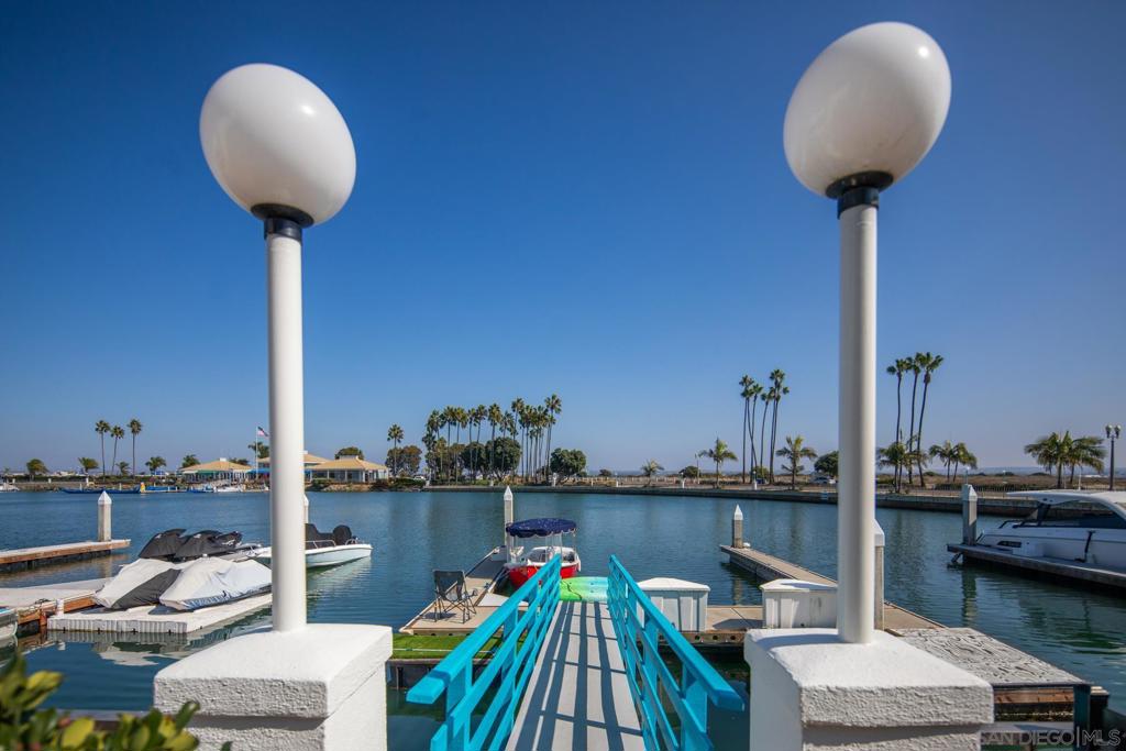 https://media.crmls.org/mediaz/4a40fe30-e583-4833-be34-5e4a550aa7dc.jpg?preset=X-Large