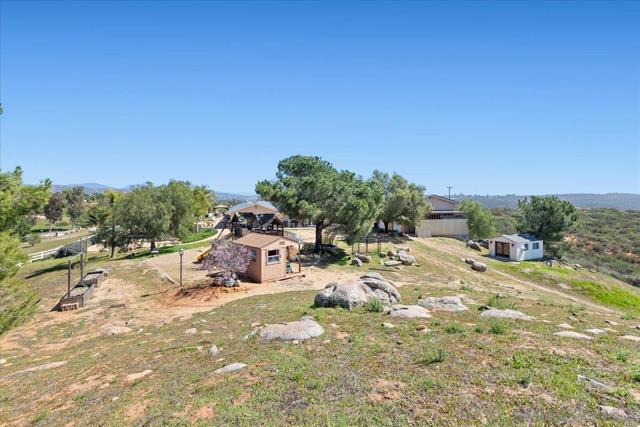 20403 Rancho Villa Rd, Ramona CA: https://media.crmls.org/mediaz/4a412044-b0d2-456f-ac90-b3ca5c92fe30.jpg