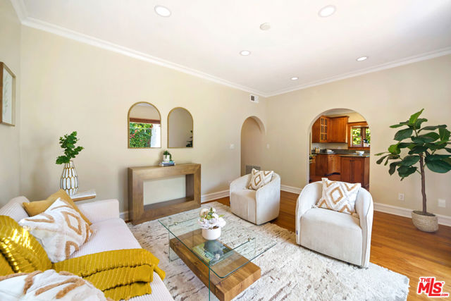 588 N Gower Street, Los Angeles CA: https://media.crmls.org/mediaz/4a417450-8190-4fe7-83f2-6218b9556af1.jpg