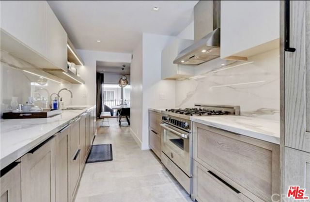 439 N Doheny Drive, Beverly Hills CA: https://media.crmls.org/mediaz/4a41d4fb-3177-43d9-8901-0ceac378e970.jpg