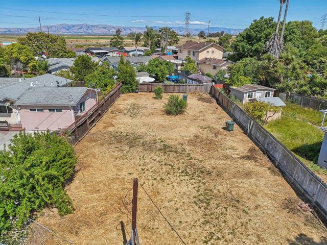 108 Lotus Way, East Palo Alto CA: https://media.crmls.org/mediaz/4a41ea2c-d203-496c-be0f-9f1964b17803.jpg