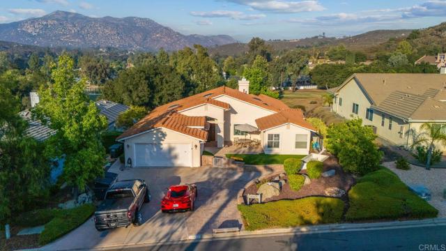 15425 Vista Vicente Dr, San Diego CA: https://media.crmls.org/mediaz/4a42588e-6bbe-4fb8-98b7-f5d32751aa0e.jpg