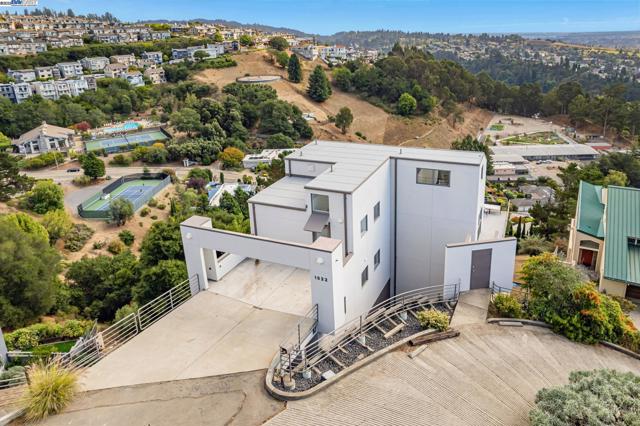 1522 Grand View Drive, Berkeley CA: https://media.crmls.org/mediaz/4a42e048-8403-4b28-862b-710034befcb1.jpg