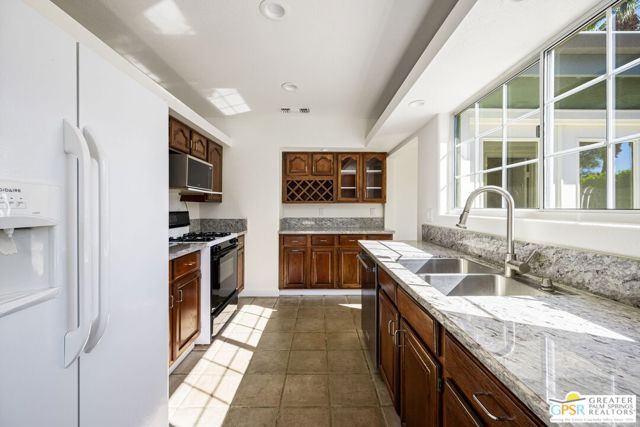 5111 E Bobolink Lane, Palm Springs CA: https://media.crmls.org/mediaz/4a4375e4-c48a-45ed-adb6-168954f68c51.jpg