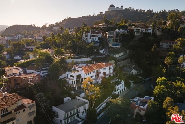 4733 Bonvue Avenue, Los Angeles CA: https://media.crmls.org/mediaz/4a45009b-4311-4cd6-a831-bfc7d09dd21c.jpg