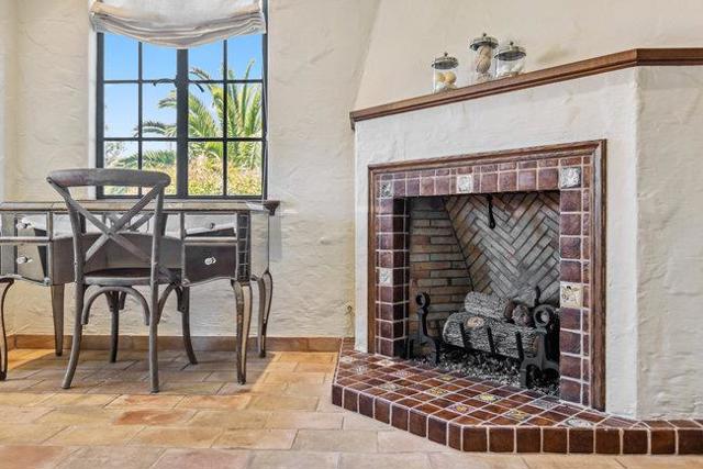 2307 Easton Drive, Burlingame CA: https://media.crmls.org/mediaz/4a4503b4-ca3a-4a52-b4e5-f25d94c045e4.jpg