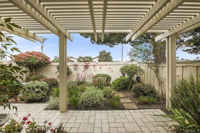 4065 Caminito Davila, San Diego CA: https://media.crmls.org/mediaz/4a4538fe-0516-4a5a-943b-11a2c47796ff.jpg