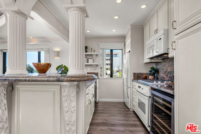 833 Ocean Avenue, Santa Monica CA: https://media.crmls.org/mediaz/4a45afcf-bc76-48fe-a0c6-d032e61ba707.jpg