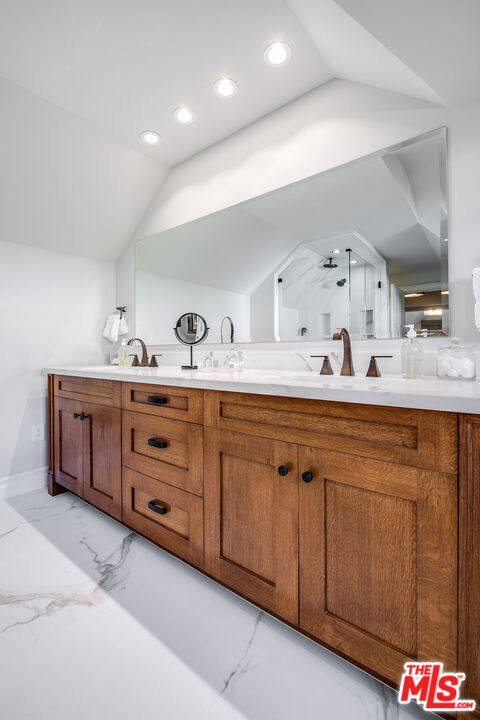 10445 Valley Spring Lane, Toluca Lake CA: https://media.crmls.org/mediaz/4a4626c5-84dd-482c-bd6f-f07112f5e0d4.jpg