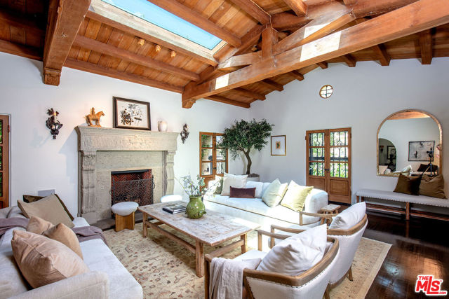 703 Walden Drive, Beverly Hills CA: https://media.crmls.org/mediaz/4a467e94-1fa4-474b-b5d3-25bf63e3702f.jpg