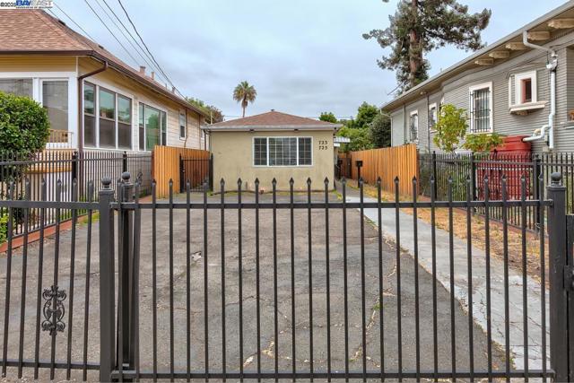723 Apgar St, Oakland CA: https://media.crmls.org/mediaz/4a469952-55c7-4a83-85d7-74a297fef8b6.jpg