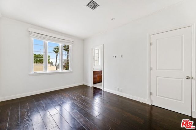 9233 1/2 Doheny Road, West Hollywood CA: https://media.crmls.org/mediaz/4a470c61-71ed-4bb1-bda0-0a15010c764f.jpg