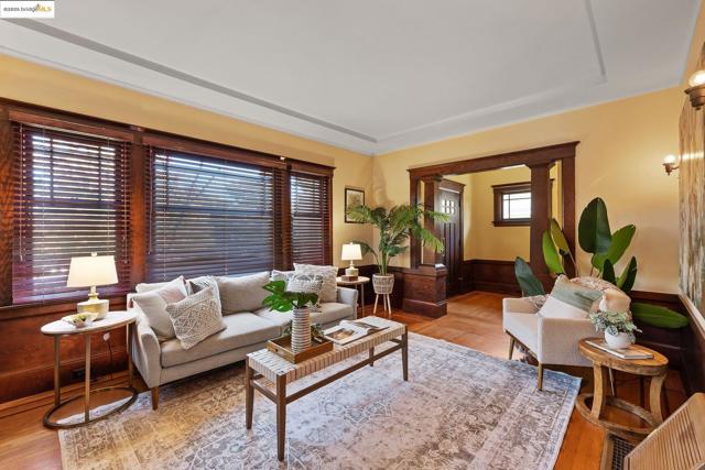 393 43Rd St, Oakland CA: https://media.crmls.org/mediaz/4a4766cf-fb0e-4d83-bde5-43d3195be1ed.jpg