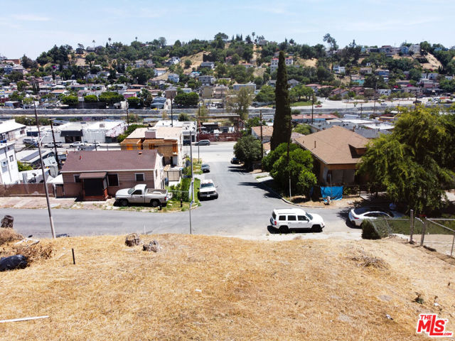 5017 Ithaca Avenue, Los Angeles CA: https://media.crmls.org/mediaz/4a47ed32-56b5-4b53-889b-c29484acd069.jpg