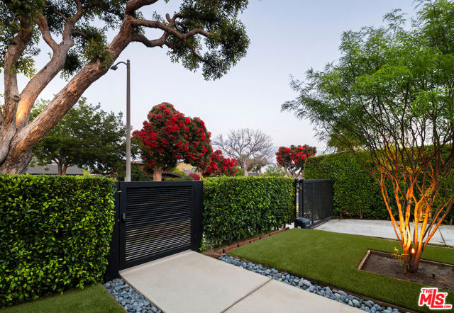 5319 West Boulevard, Los Angeles CA: https://media.crmls.org/mediaz/4a4a38fb-f8fc-4864-877f-965bd6d1ffee.jpg