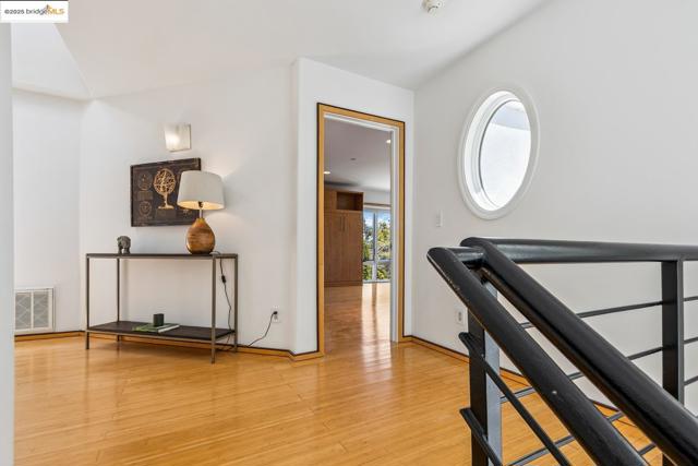 2912 Hillside DR, Burlingame CA: https://media.crmls.org/mediaz/4a4aa568-5af5-424a-9a5f-ec0a13c1c265.jpg