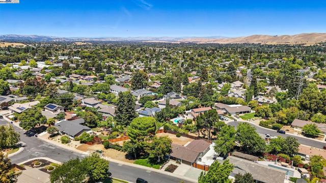 5701 Lewis Way, Concord CA: https://media.crmls.org/mediaz/4a4c4fdd-62a8-4d6f-aecf-f1673bdec96f.jpg