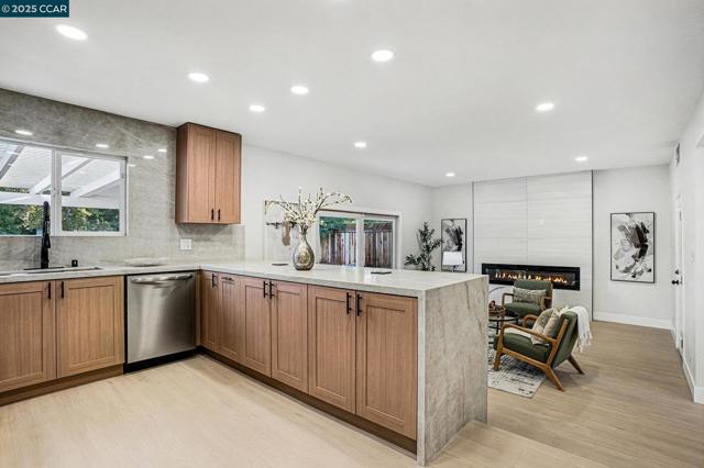 1053 Arkell Rd, Walnut Creek CA: https://media.crmls.org/mediaz/4a4c69b9-f23d-43b7-b611-07febc741048.jpg