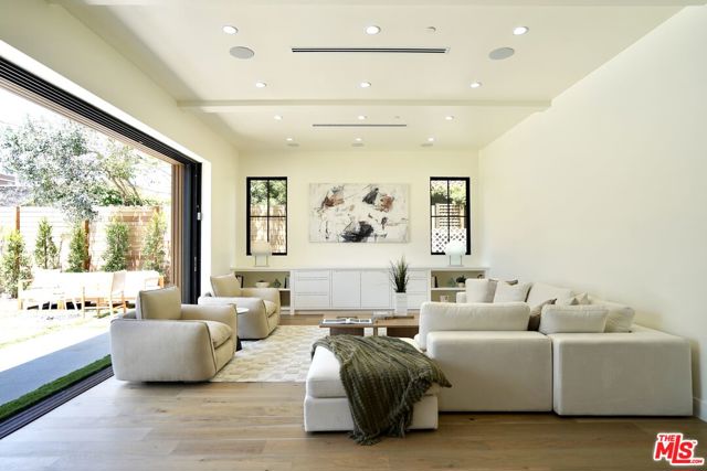 1441 S Oakhurst Drive, Los Angeles CA: https://media.crmls.org/mediaz/4a4ccac8-0ee4-48d3-a8a8-6b39e398222a.jpg