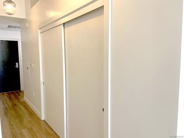 889 Date St, San Diego CA: https://media.crmls.org/mediaz/4a4cd41a-9ba5-4313-8664-e58ae533000f.jpg