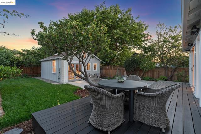 1708 Derby St, Berkeley CA: https://media.crmls.org/mediaz/4a4d5fd0-d466-4474-97b7-714ea49caadb.jpg