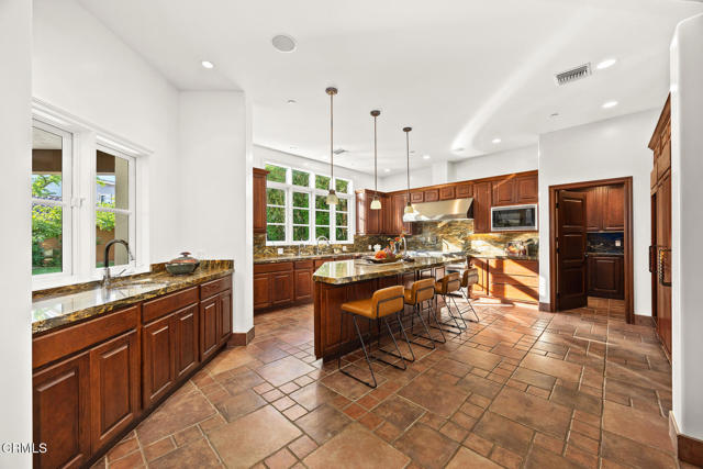 1533 Rancho Avenue, Glendale CA: https://media.crmls.org/mediaz/4a4d9355-0a29-4831-a0f4-97552615dcf4.jpg